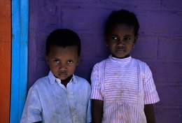 Archipel-des-Comores;-Complicité;-Couleurs;-Enfants;-France;-Kaleidos;-Kaleidos-images;-La-parole-à-limage;-Laurent-Abad;-Mayotte;-Mur-violet;-Océan-Indien;-Portrait;-Stories-Pictures;-Vie-quotidienne